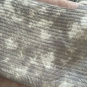 Queen sized grey and white tye died comforter with two matching pillow cases